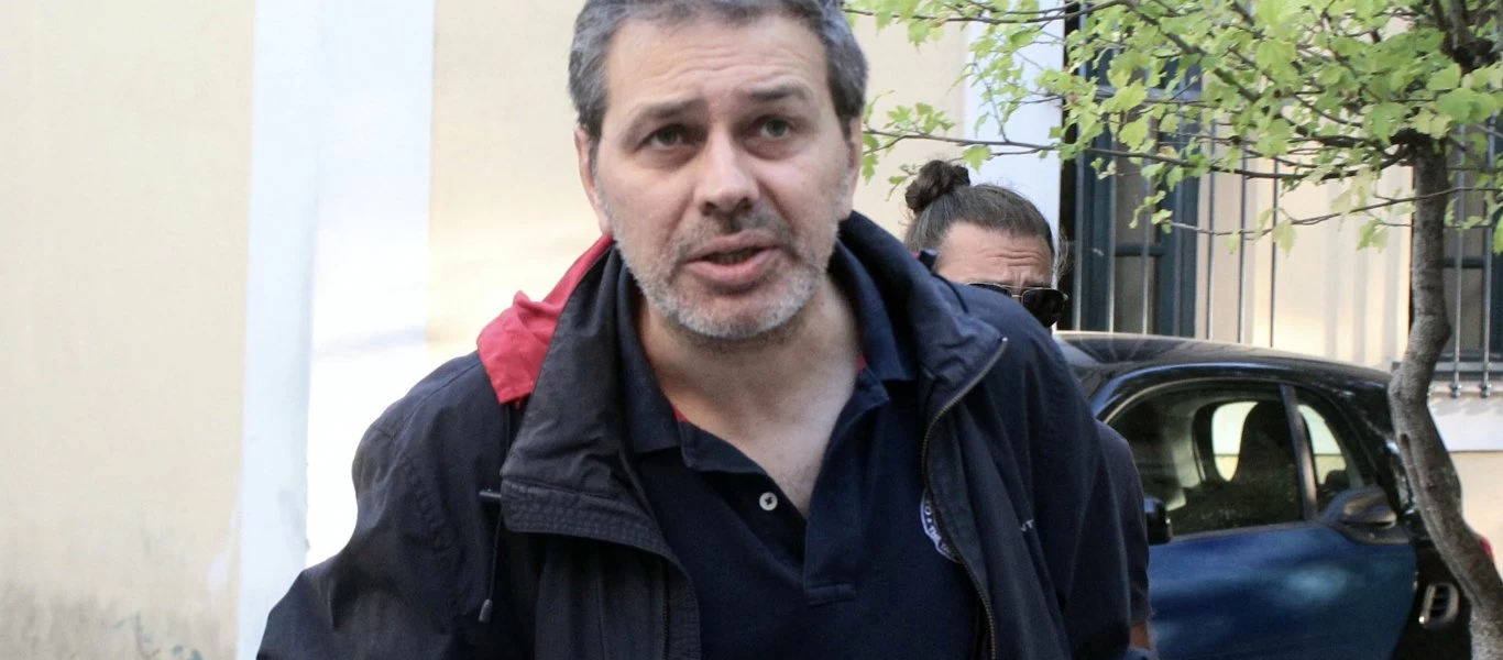 Δολοφονική επίθεση κατά του Στέφανου Χίου - Τον πυροβόλησαν 2 φορές - Στο νοσοκομείο ο δημοσιογράφος (σκληρή φωτό) (upd)